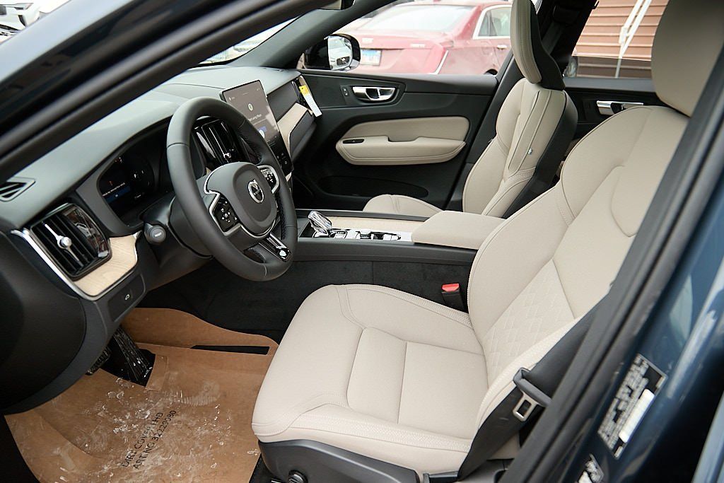 2026 VOLVO XC60 - Image 13