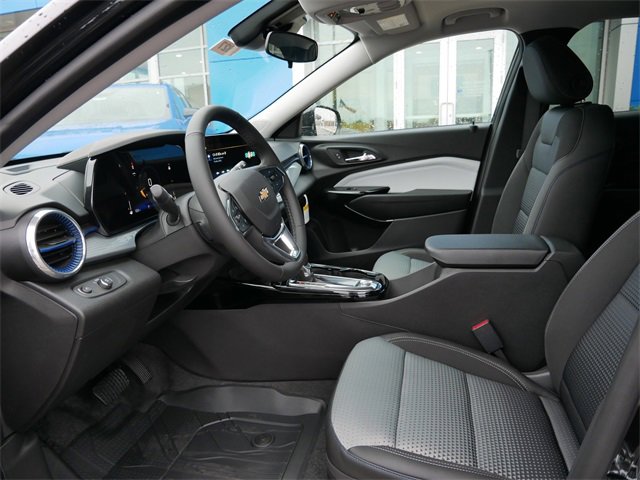 2025 Chevrolet Trax LT photo 3