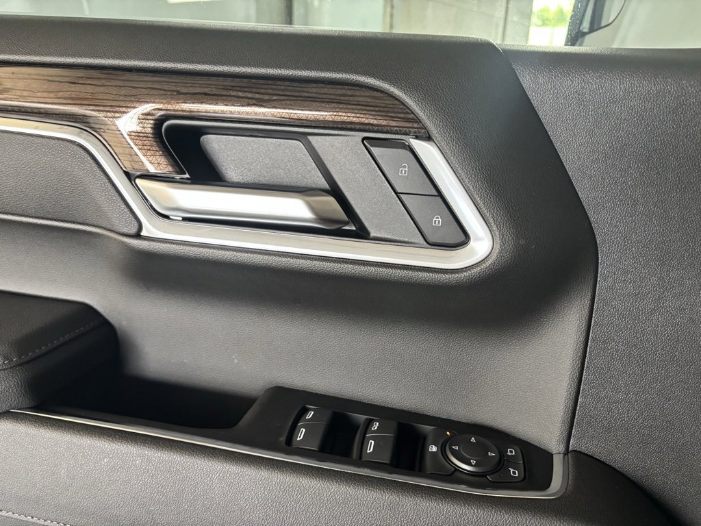 2025 Chevrolet Silverado 1500 LT photo 4