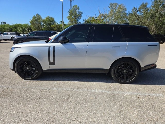 2023 Land Rover Range Rover SE photo 2