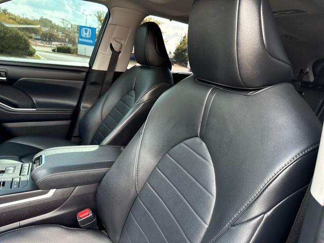 2021 Toyota Highlander XLE photo 11