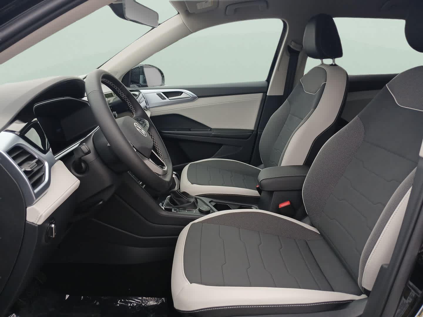 2025 Volkswagen Taos SE photo 10