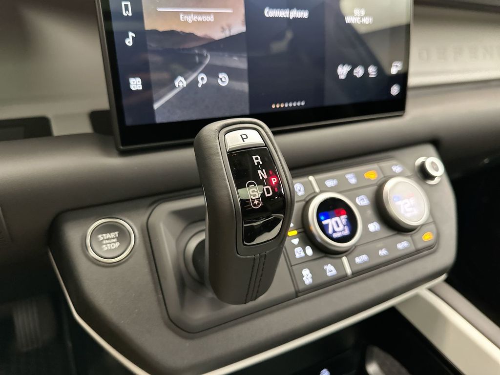 2025 Land Rover Defender 110 S photo 8