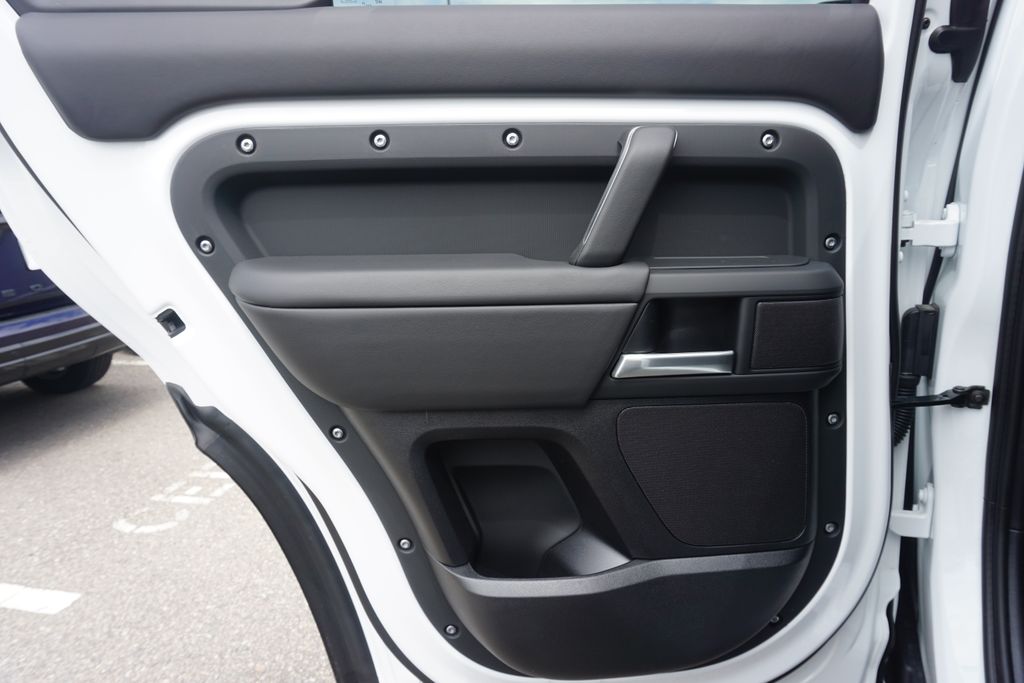 2025 Land Rover Defender 130 X-Dynamic SE photo 27