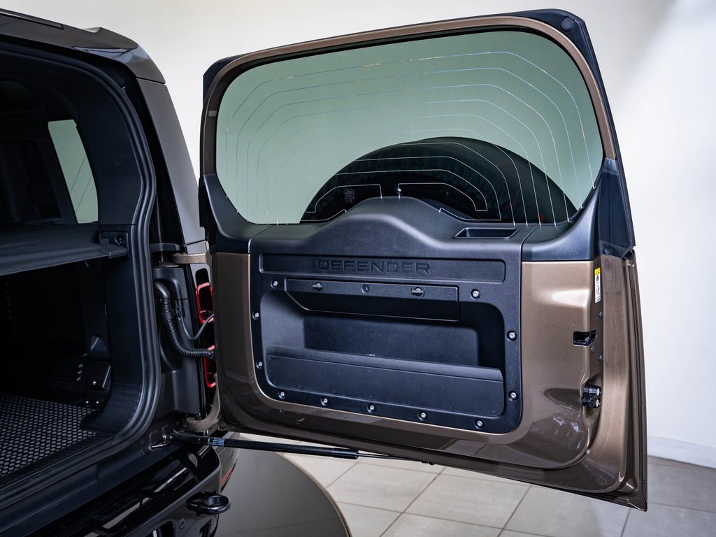 2025 Land Rover Defender 110 X-Dynamic SE photo 35