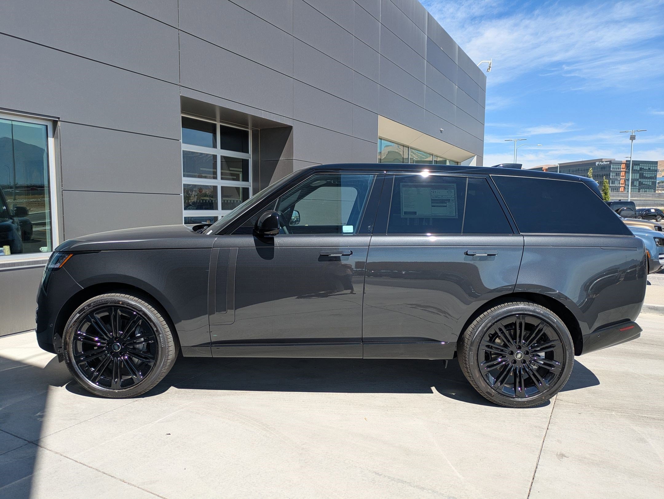 2025 Land Rover Range Rover SE photo 8