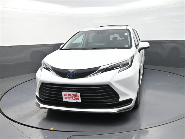 2022 Toyota Sienna LE photo 2
