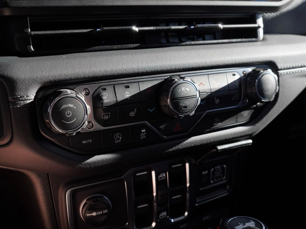 New 2026 Bright White Clear-Coat Exterior Paint Jeep Rubicon image 12