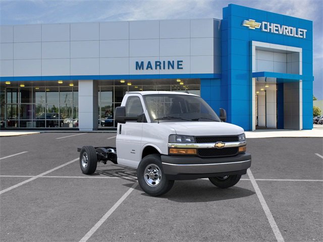 2025 Chevrolet Express Cutaway Base's photo