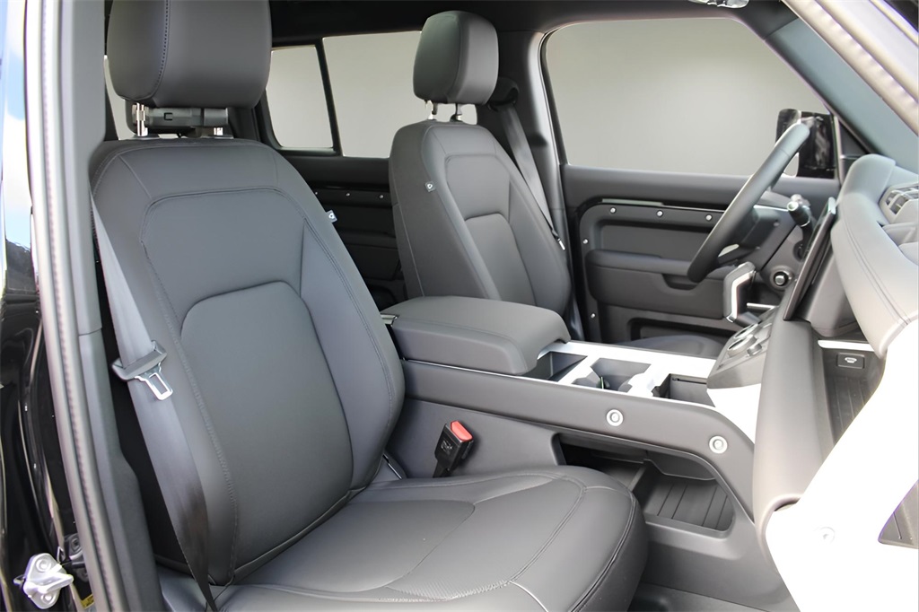 2025 Land Rover Defender 110 S photo 18
