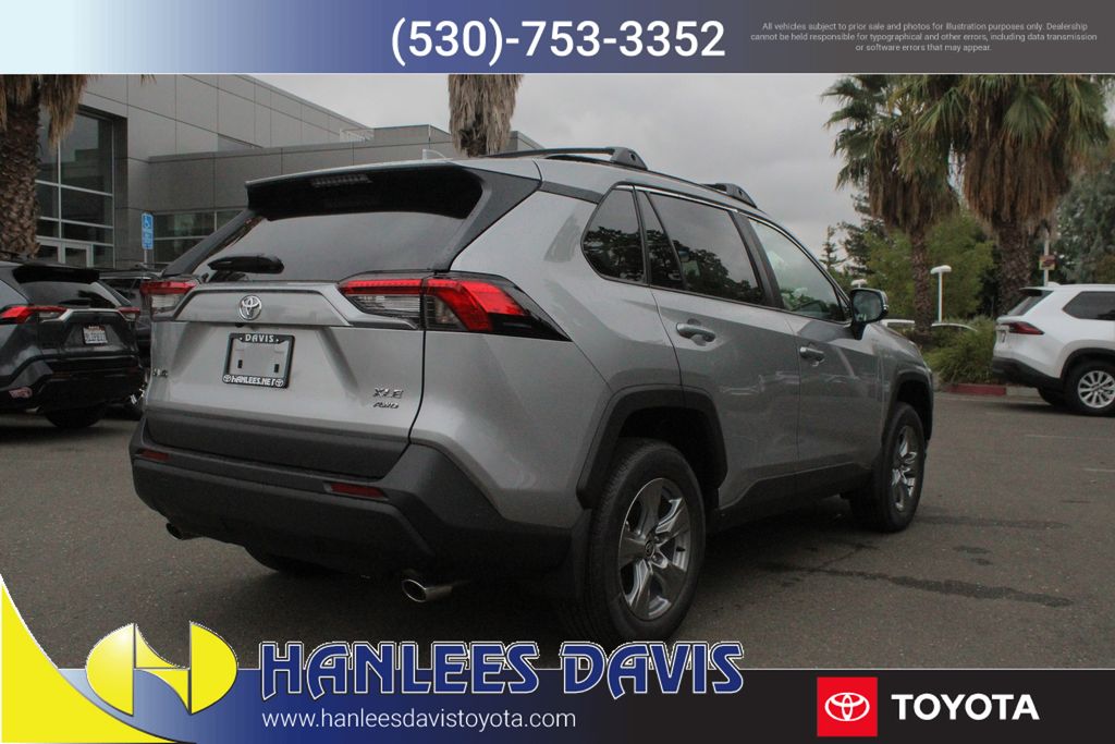 2025 Toyota RAV4 XLE photo 7