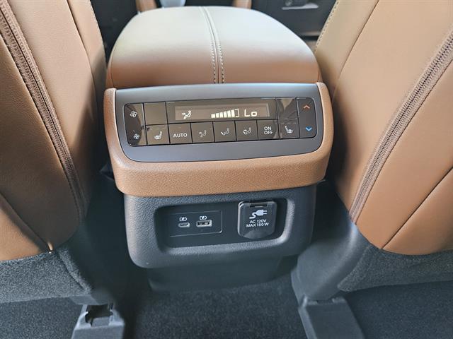 2025 Nissan Pathfinder Platinum photo 17