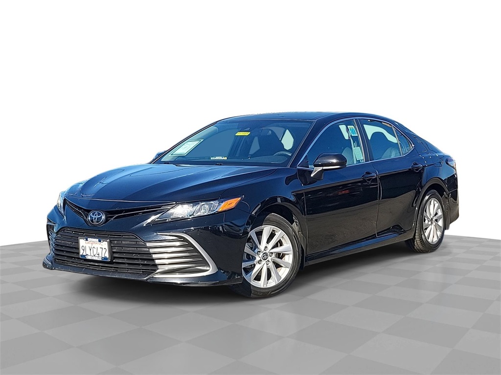 2024 Toyota Camry LE's photo
