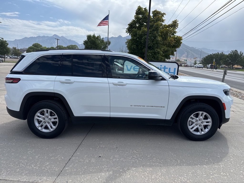 2023 Jeep Cherokee Laredo photo 2