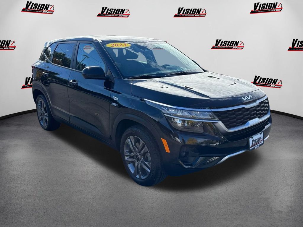 2023 Kia Seltos LX photo 3