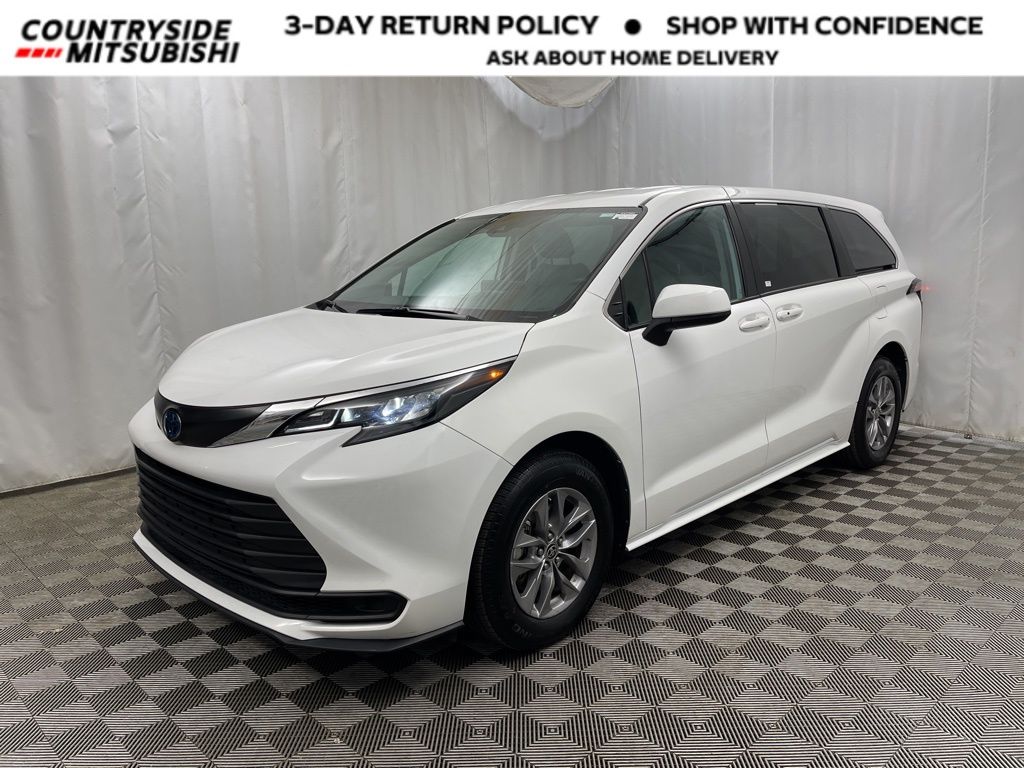 2024 Toyota Sienna LE's photo