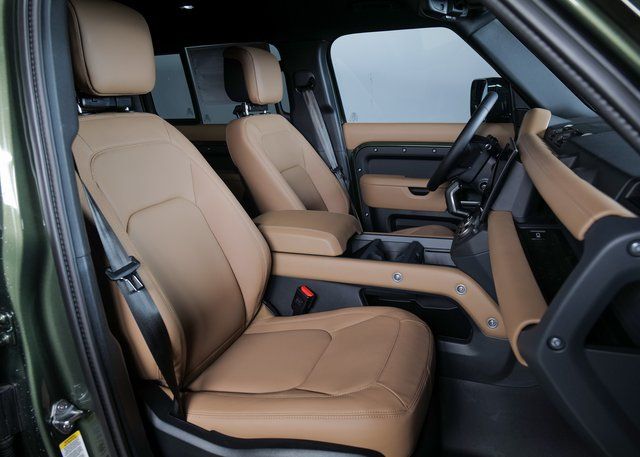 2026 Land Rover Defender 130 X-Dynamic SE photo 3