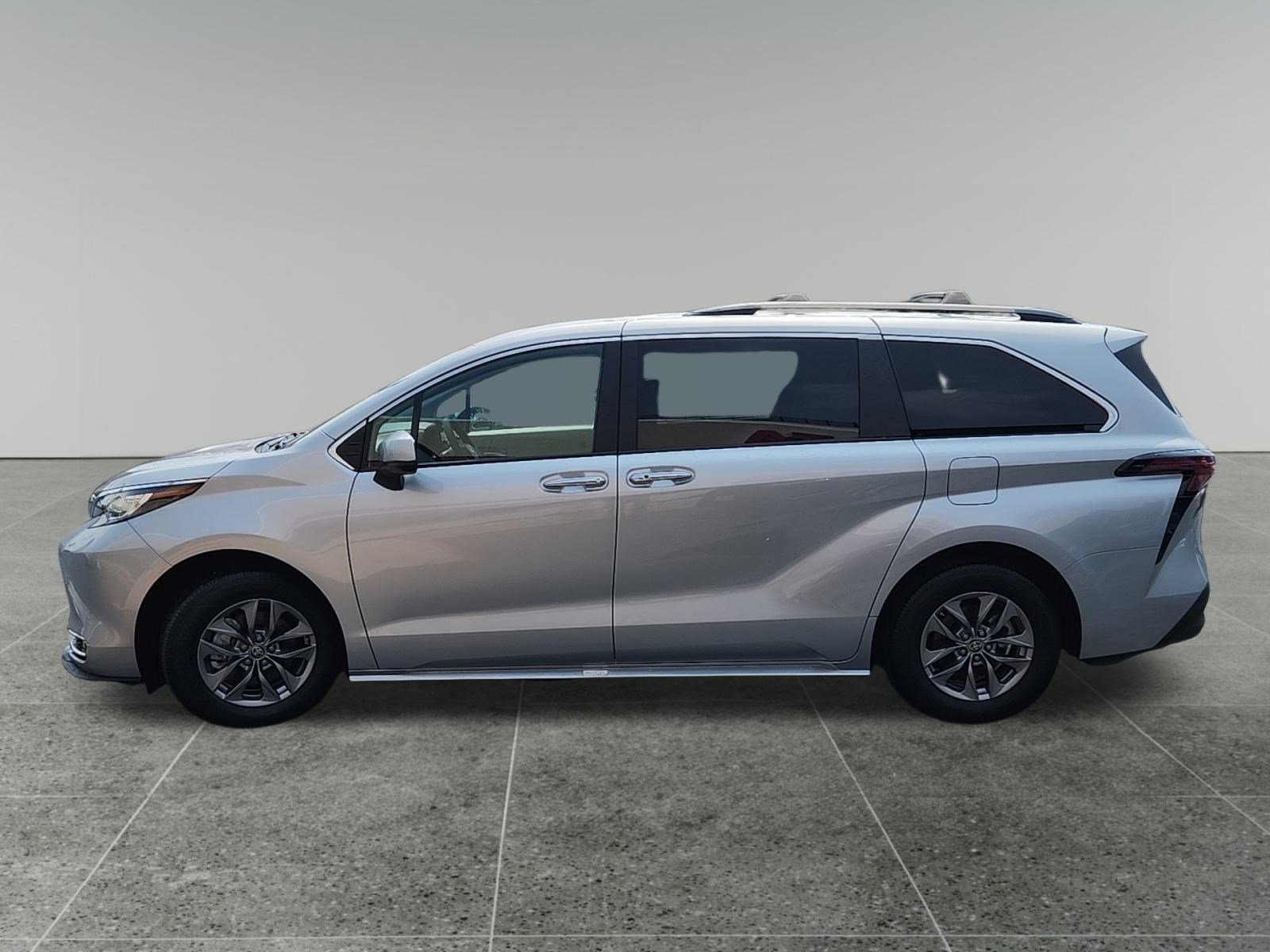 2023 Toyota Sienna XLE photo 4