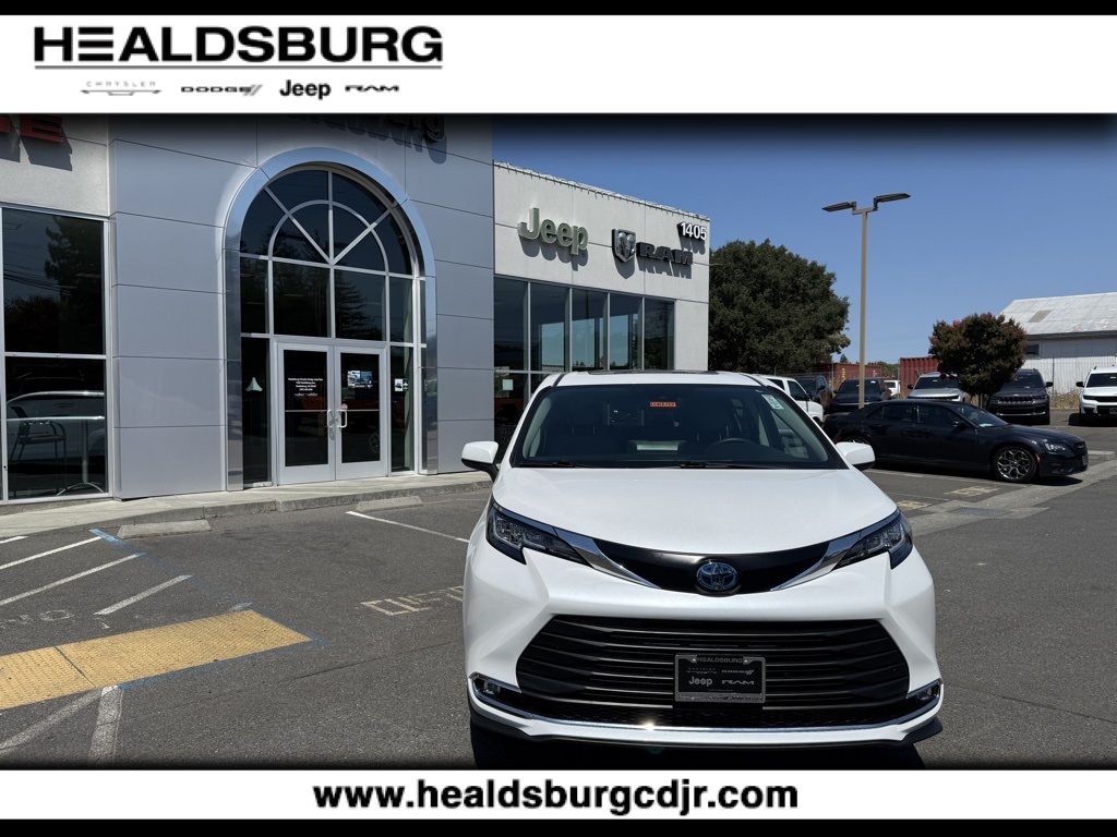 2023 Toyota Sienna XLE photo 8