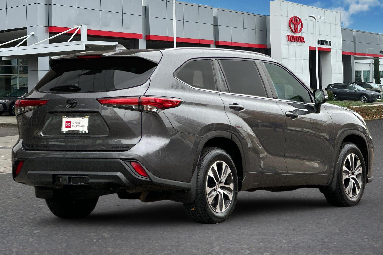 2020 Toyota Highlander XLE photo 2