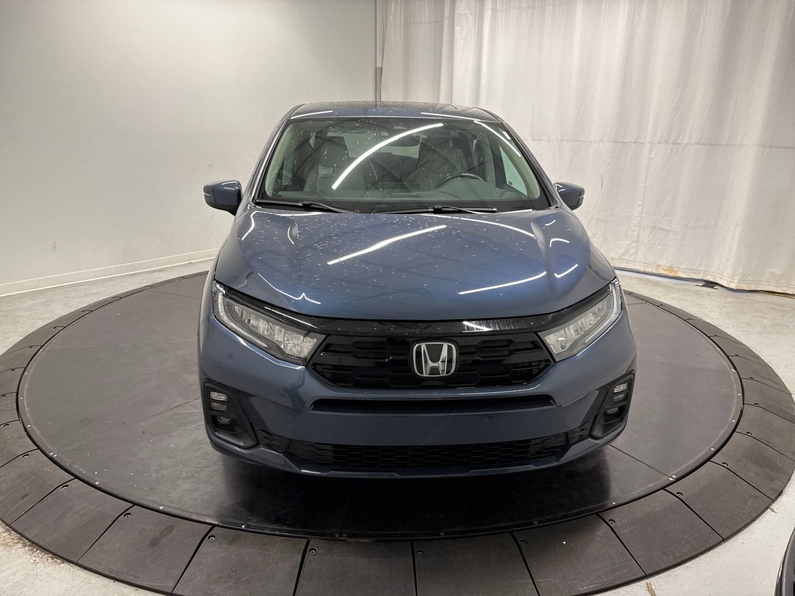 2026 Honda Odyssey Touring photo 2