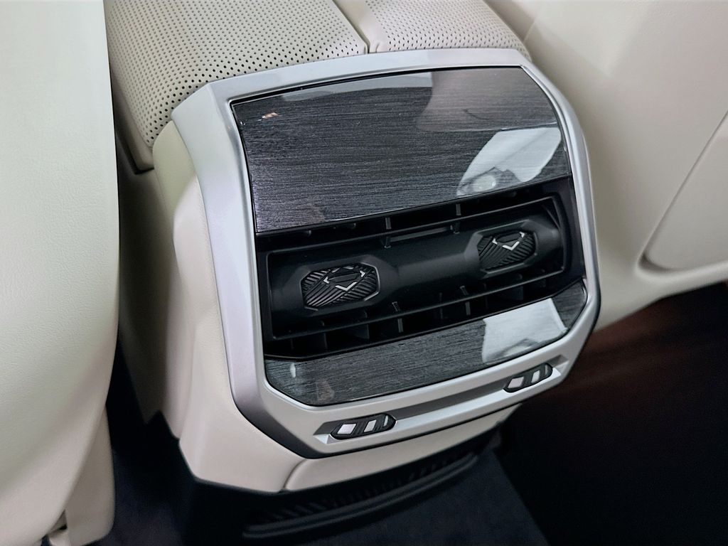2026 Bmw 750e photo 18