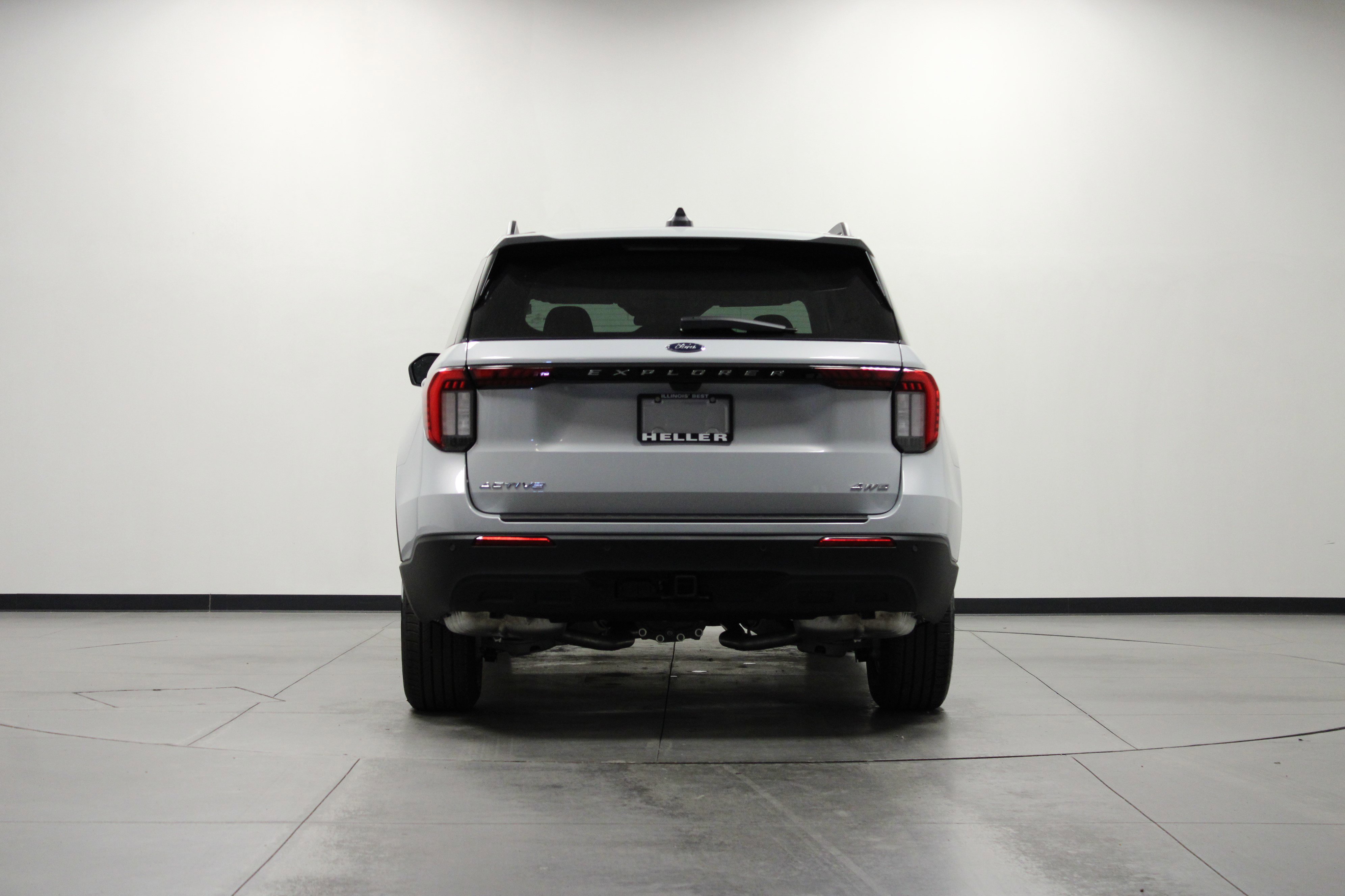 2025 Ford Explorer photo 3