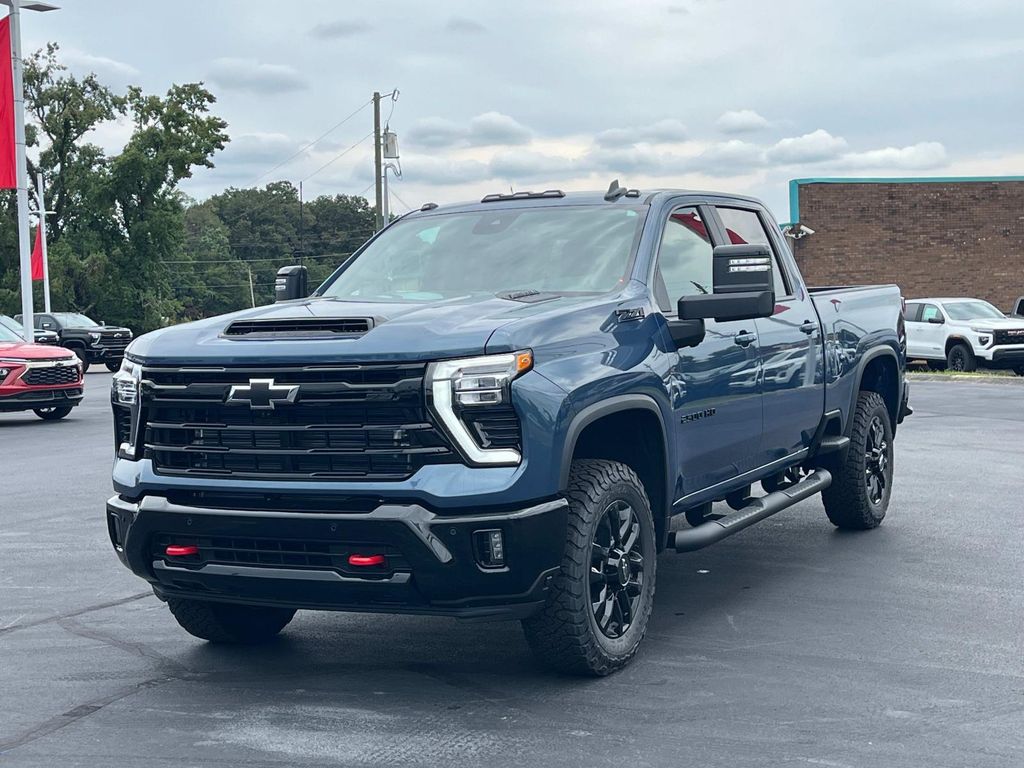 2025 Chevrolet Silverado 2500HD LT photo 3