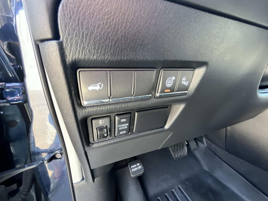 2015 Infiniti QX80 Base photo 16