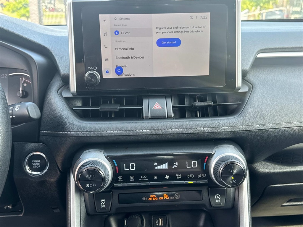 2024 Toyota RAV4 XLE photo 25