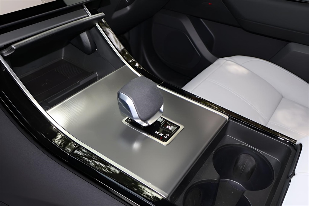 2026 Land Rover Range Rover Velar S photo 24