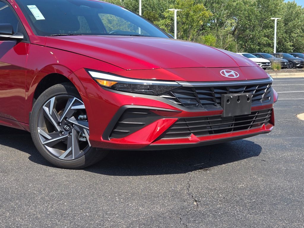 2025 Hyundai Elantra SEL Sport photo 2