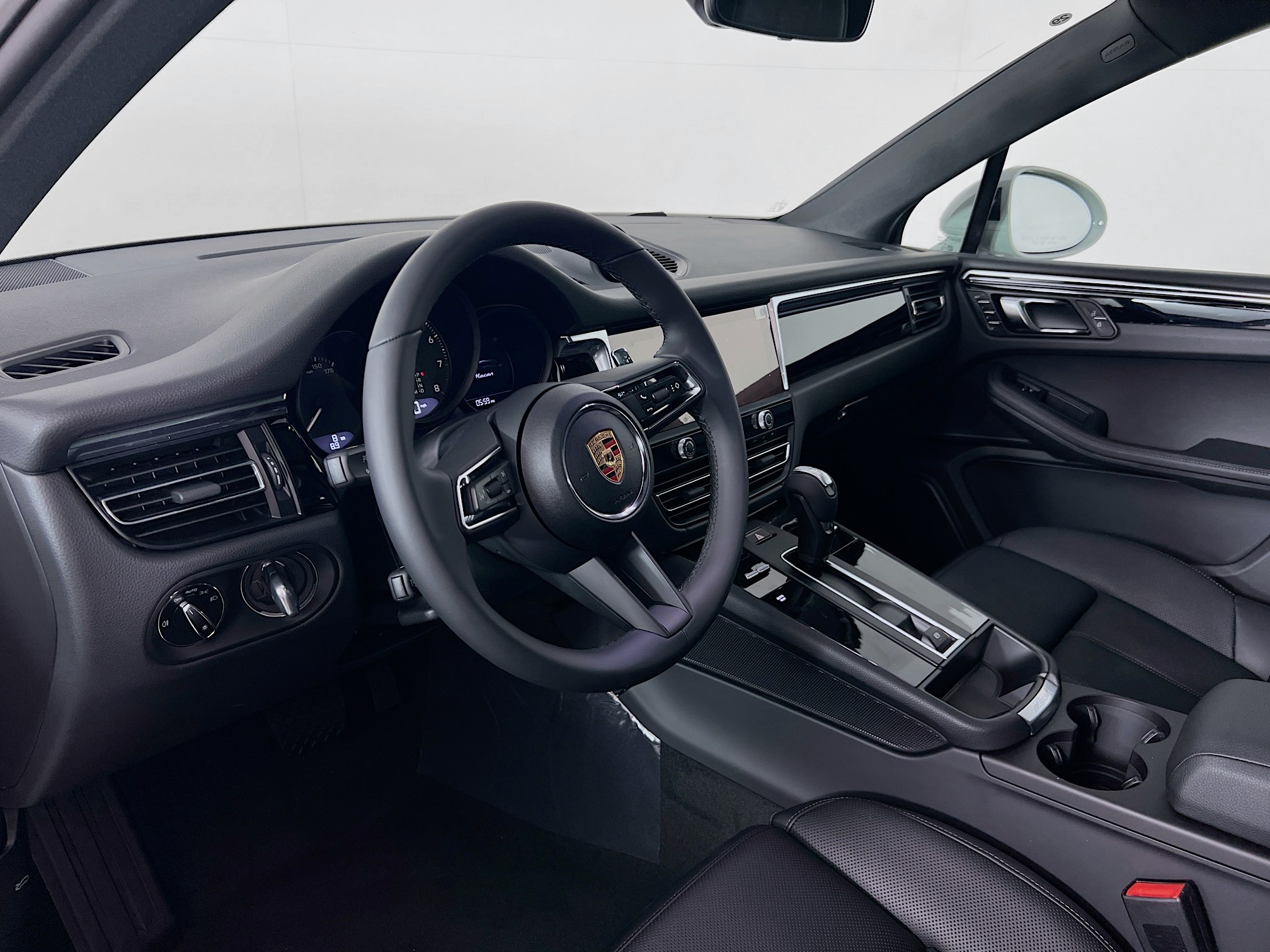 2025 Porsche Macan T photo 4