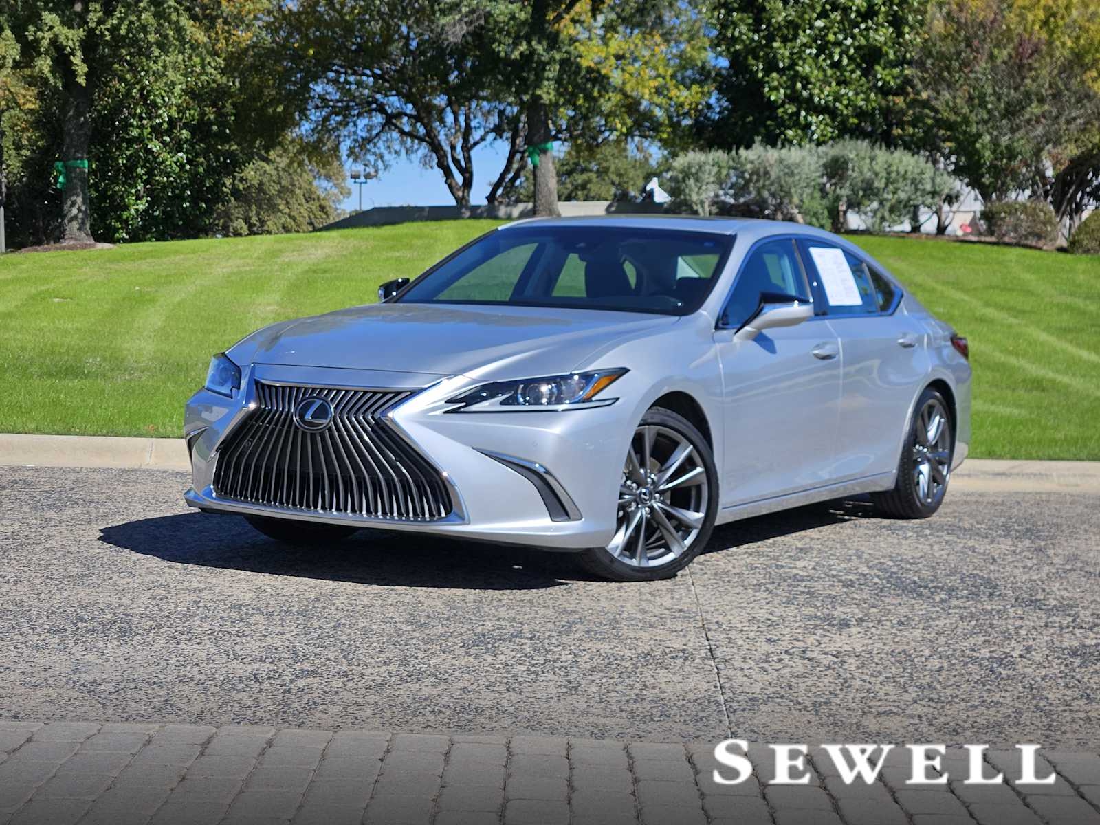 2021 Lexus ES 350's photo
