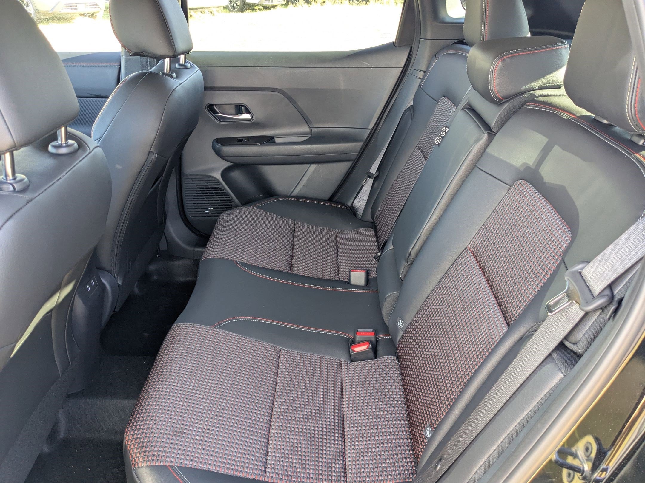 2026 Nissan Kicks SR photo 2