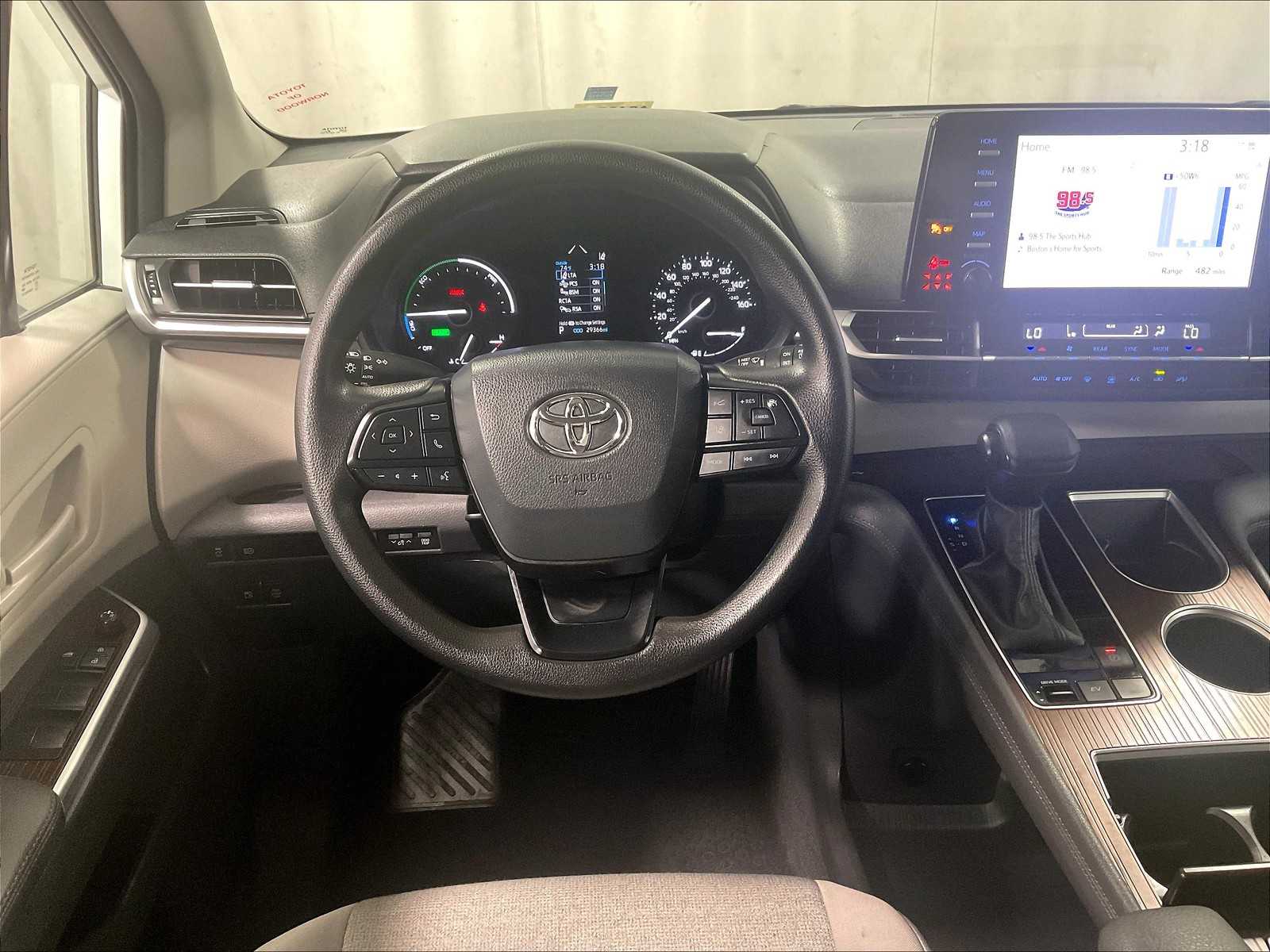 2024 Toyota Sienna LE photo 18