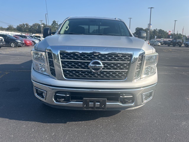 2017 Nissan Titan SV Crew Cab photo 6