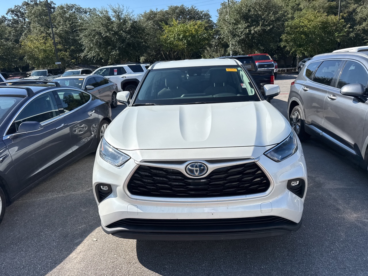 2022 Toyota Highlander Hybrid LE photo 2