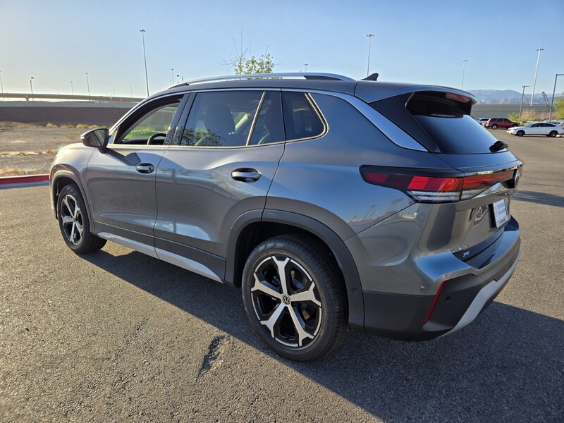 2025 Volkswagen Tiguan SE photo 2