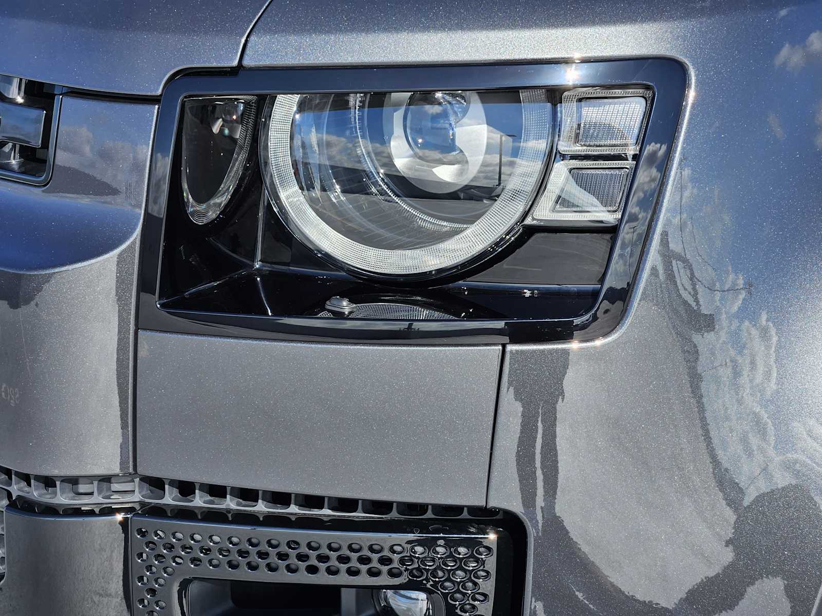 2025 Land Rover Defender 110 X-Dynamic SE photo 8