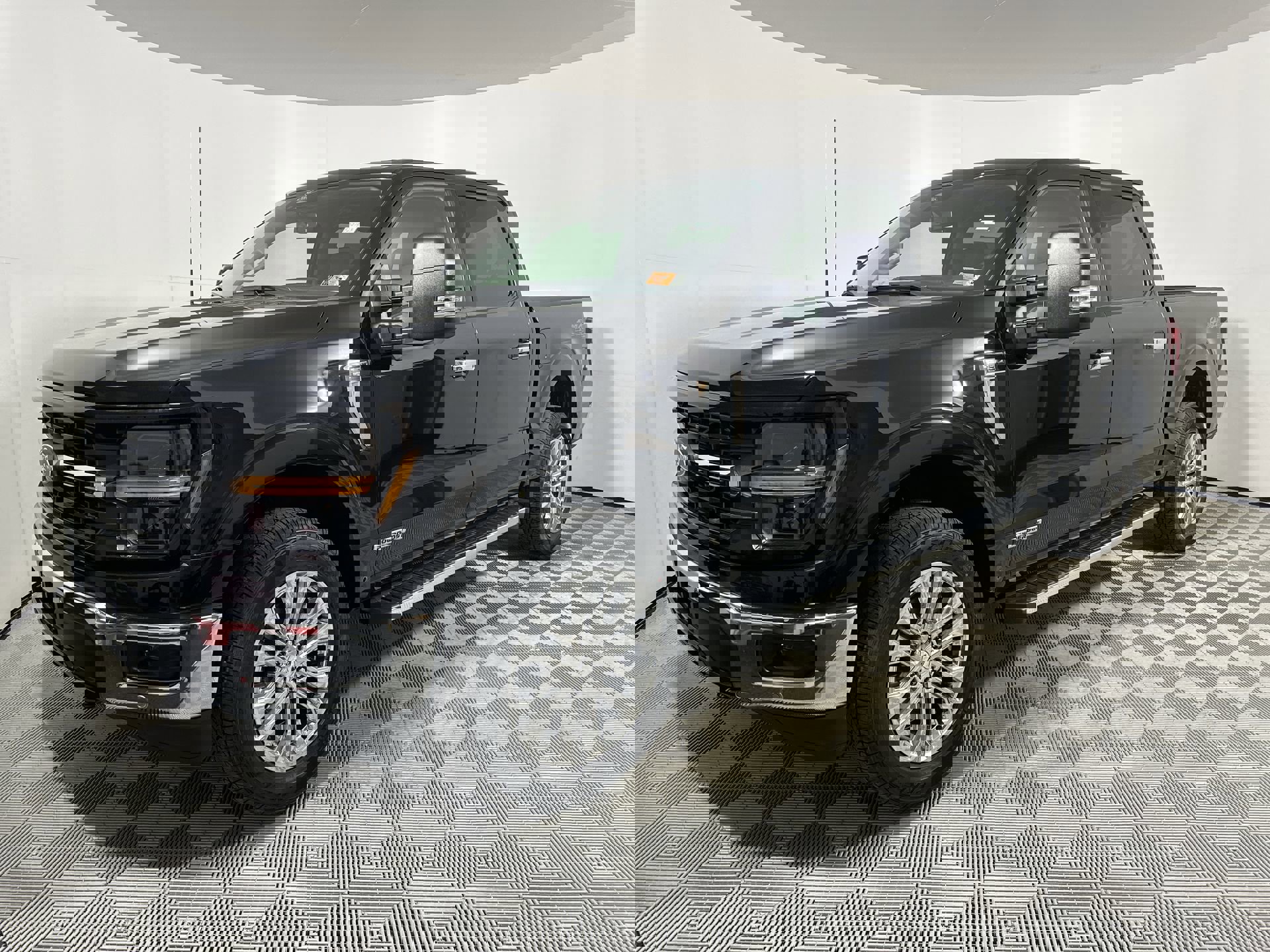 2025 Ford F-150 XLT photo 2