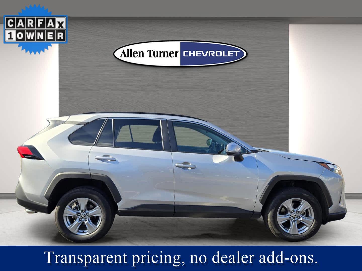 2024 Toyota RAV4 XLE photo 3