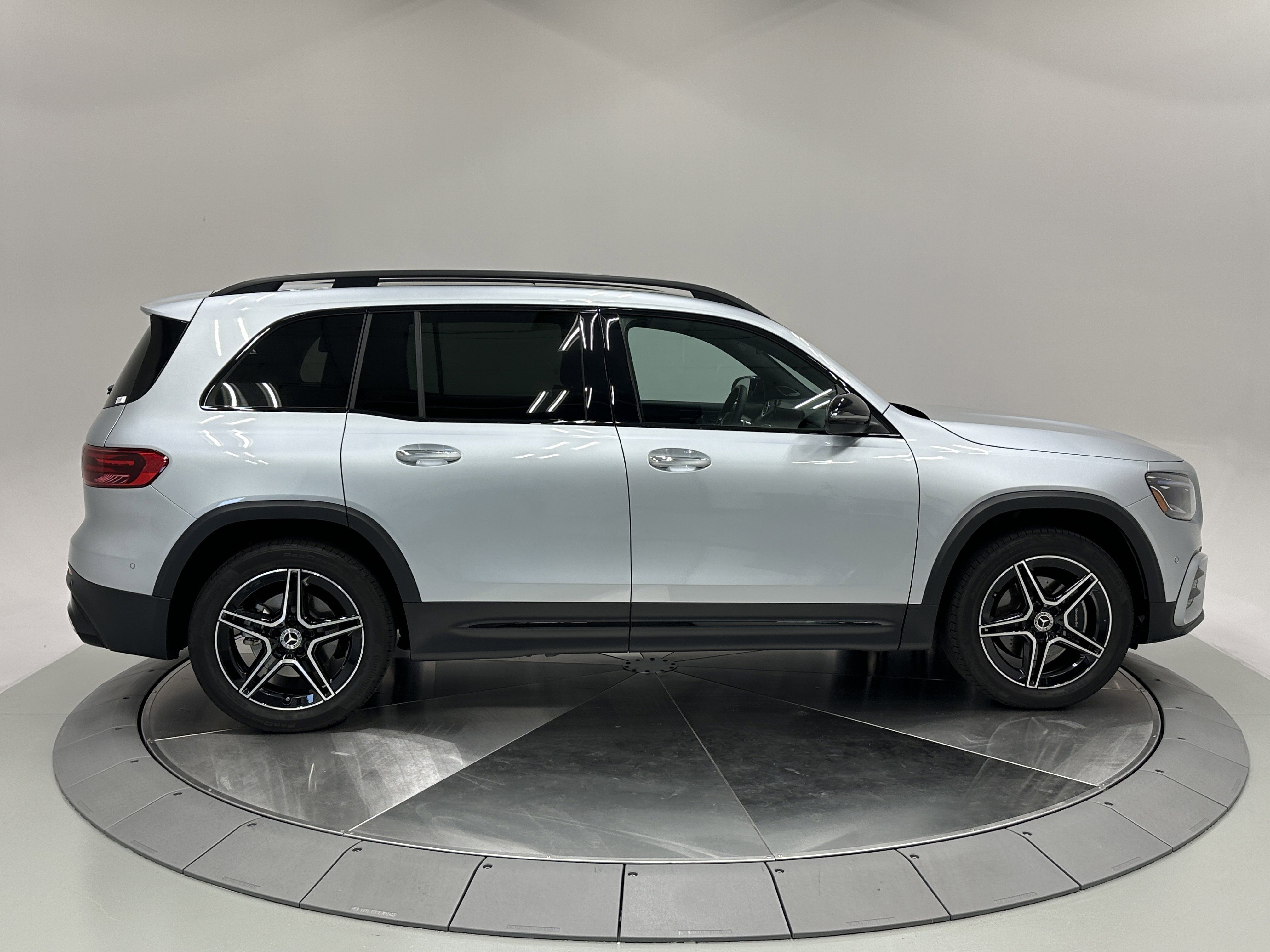2024 Mercedes Benz GLB 250 photo 8