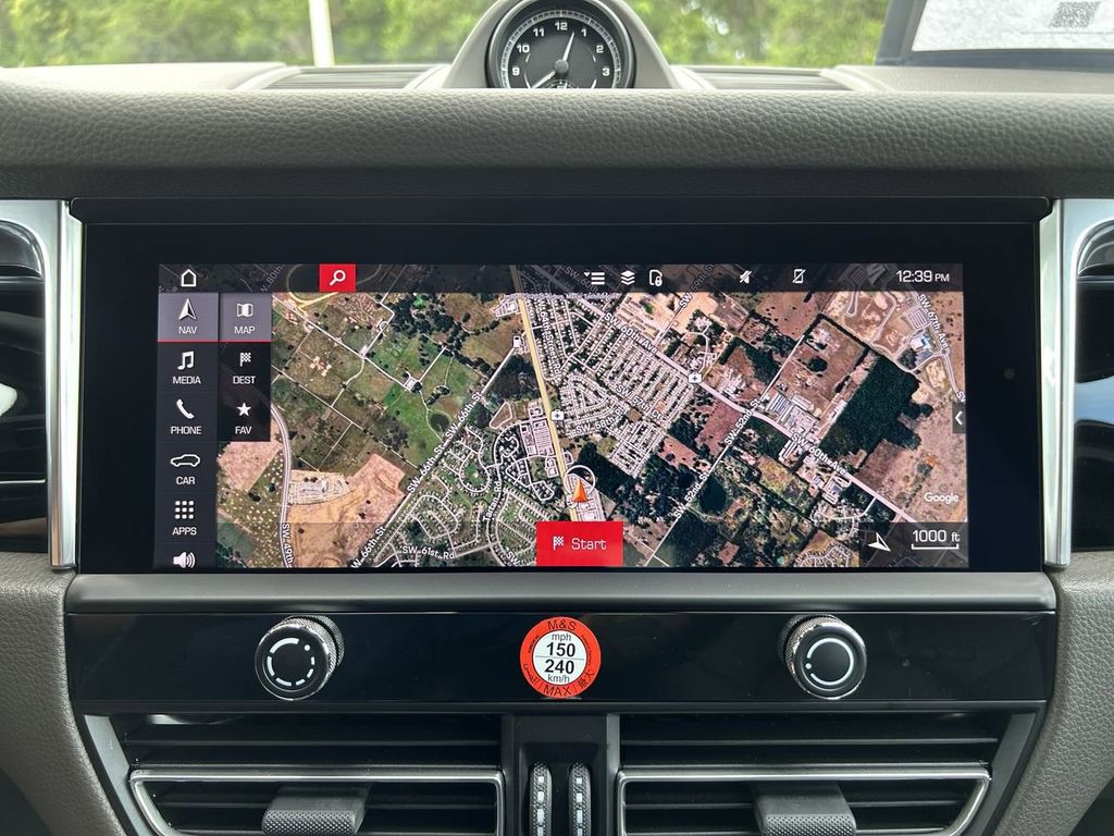 2025 Porsche Macan Base photo 22