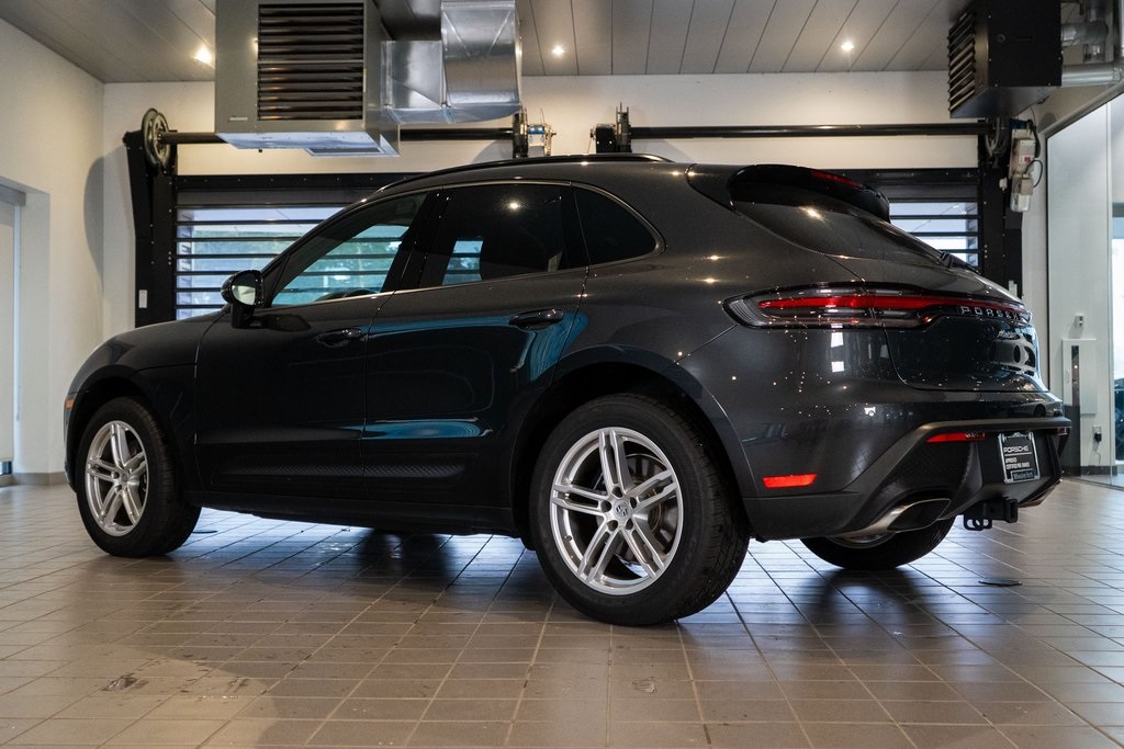 2025 Porsche Macan Base photo 3