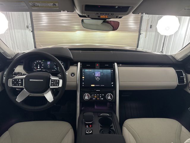 2025 Land Rover Discovery S photo 18