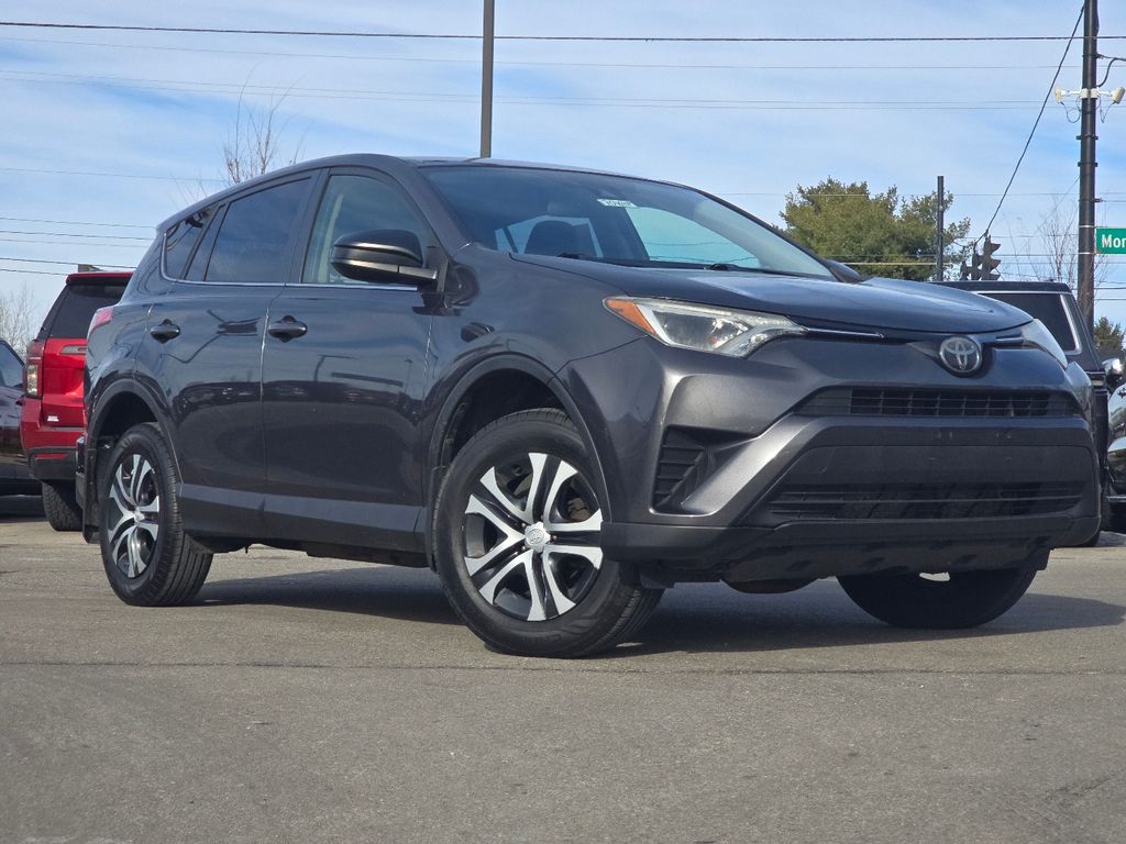 2018 Toyota RAV4 LE's photo