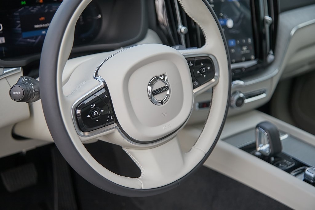 2025 VOLVO XC60 - Image 13