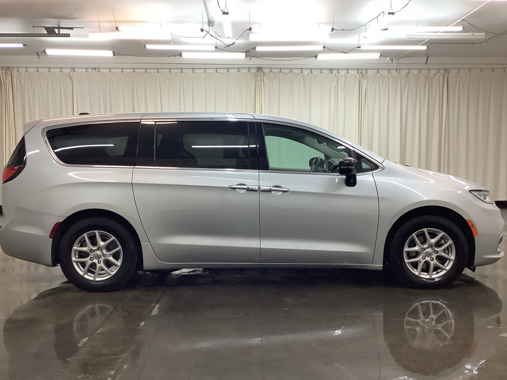 2024 Chrysler Pacifica Touring L photo 4