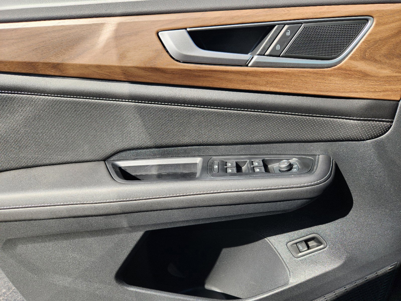 2025 Volkswagen Atlas SE Technology photo 13